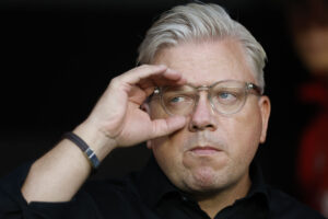 Lars Friis retter på sine briller.