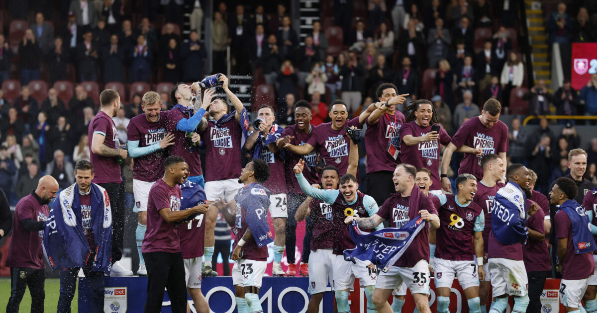 Se fejringen: Tilskuer-invasion på Turf Moor Jason Cairnduff/Reuters/Ritzau Scanpix