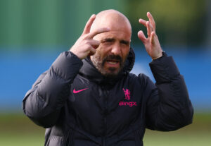 Enzo Maresca græmmer sig med hænder ved hovedet.