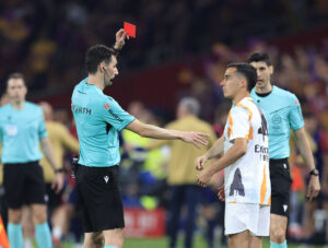 Dommer giver Antonio Rüdiger rødt kort - Lucas Vasquez ser til.