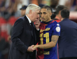 Carlo Ancelotti i samtale med Raphinha.