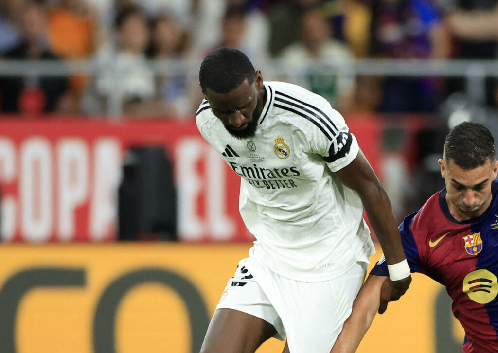 Rüdiger i kamp om bolden med Barcelona-spiller