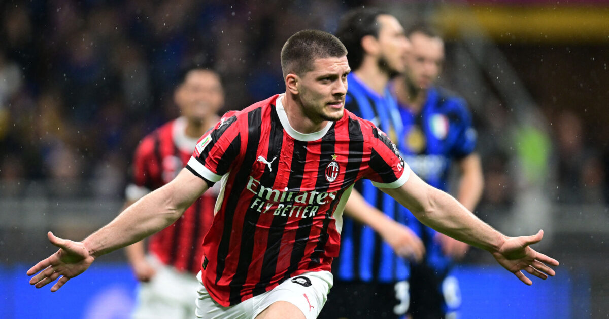 AC Milan finaleklar efter overbevisende sejr over Inter i Derby della Madonnina Soccer Football - Coppa Italia - Semi Final - Second Leg - Inter Milan v AC Milan - San Siro, Milan, Italy - April 23, 2025 AC Milan's Luka Jovic celebrates scoring their first goal REUTERS/Daniele Mascolo
