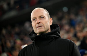 Jess Thorup under en kamp på sidelinjen for FC Augsburg.