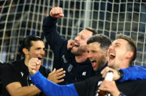 Bielefeld fejrer sejren over Bayer Leverkusen.