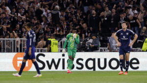 Onana og Manchester United spillere skuffede efter et drop mod Lyon, mens franske fans jubler