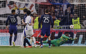 Andre Onana laver en fejl for Manchester United.