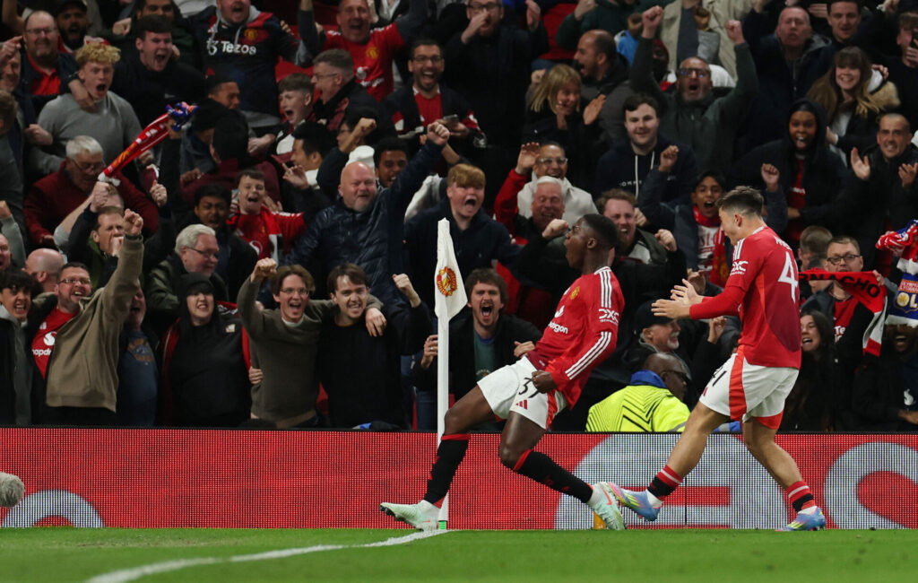 Kobbie Mainoo fejrer en scoring.