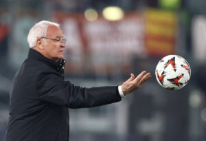 Claudio Ranieri kaster en fodbold.