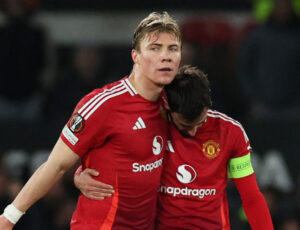 Højlund i omfavnelse af Bruno Fernandes