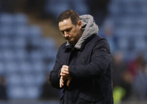 Lampard kigger på uret.