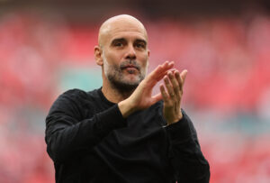 Pep Guardiola klapper ud mod tilskuerne på Wembley.