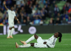 Eduardo Camavinga i græsset med en skade.