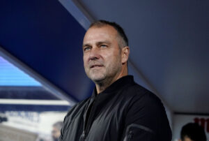 Hansi Flick under en af FC Barcelonas kampe.