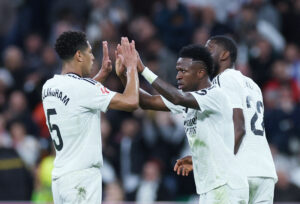 Vinicius Junior i en high-five med Jude Bellingham.