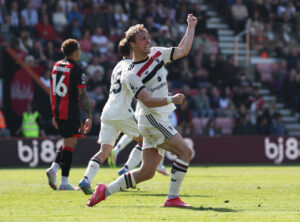 Rasmus Højlund jubler over scoring mod Bournemouth.