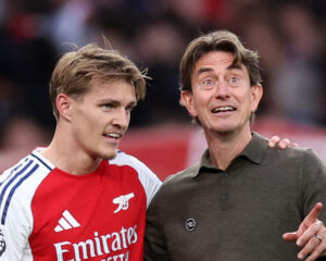 Thomas Frank taler med Ødegaard