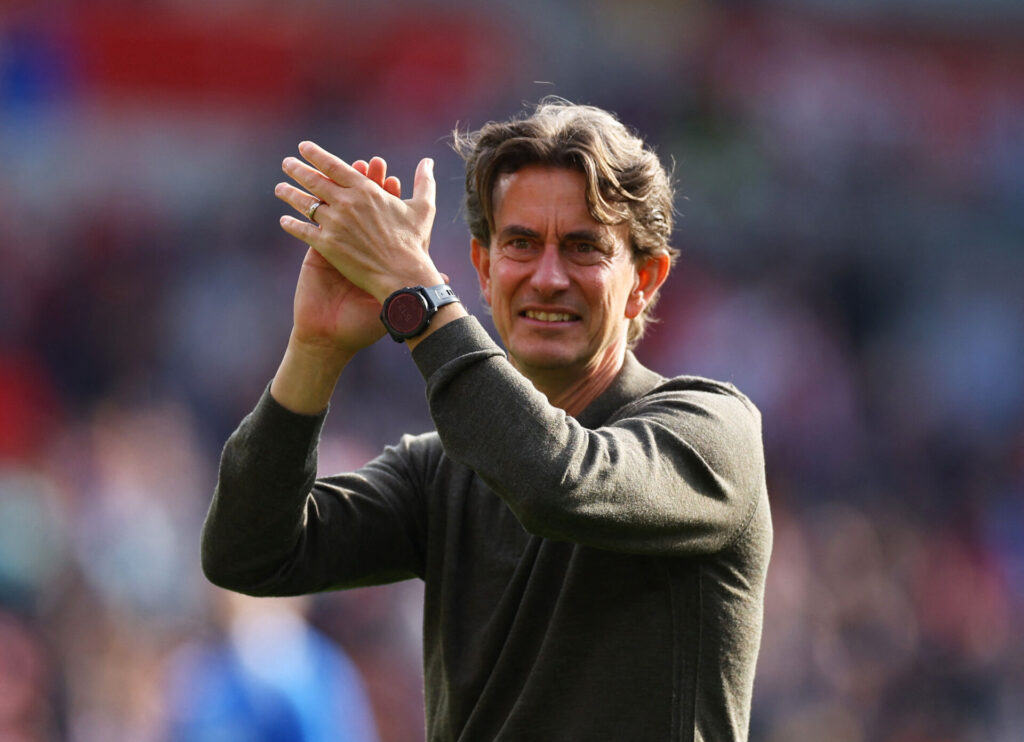 Thomas Frank klapper efter en kamp for Brentford.