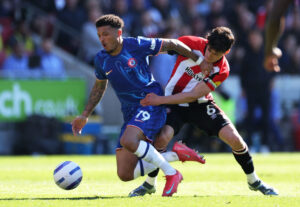 Christian Nørgaard i duel om bolden mod Chelsea.