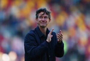 Thomas Frank jubler ud mod publikum.