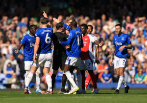 Evertons og Arsenals spillere samlet omkring dommeren.