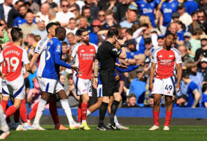 Myles Lewis-Skelly har netop begået straffespark mod Everton.