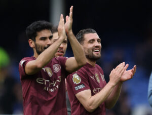 Ilkay Gündogan klapper i sine hænder.