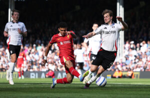 Luis Diaz og Joachim Andersen i duel om bolden i en kamp mellem Fulham og Liverpool.