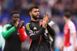 David Raya klapper efter en kamp.