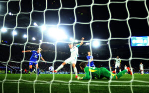 Harvey Barnes scorer for næsen af Mads Hermansen og Victor Kristiansen.