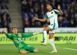 Jacob Murphy hopper og Mads Hermansen glider på græsset.