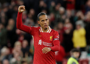 Virgil van Dijk med en knyttet næve i vejret.