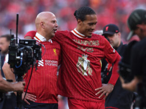 Arne Slot og Virgil van Dijk side om side.