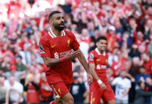 Salah klapper sig på brystet.