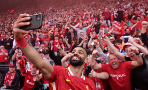 Mohamed Salah tager selfie med fans.