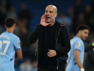 Pep Guardiola i færd med at råbe.