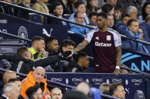 Marcus Rashford på tribunen under en af Aston Villas kampe.