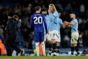 Palmer og Haaland i en snak på banen.