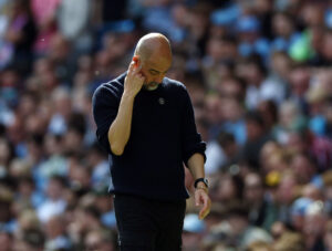 Pep Guardiola kigger ned i jorden.