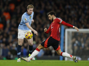 Kevin De Bruyne og Bruno Fernandes i kamp om bolden under en kamp mellem Manchester City og Manchester United.