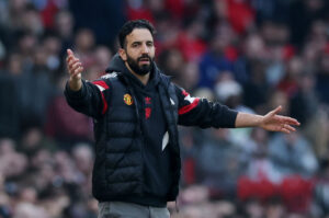 Manchester United-manager Ruben Amorim slår ud med armenene.