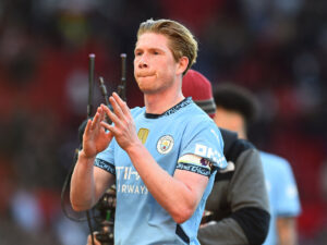 Kevin De Bruyne klapper efter en kamp for Manchester City.