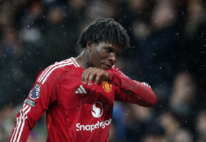 Patrick Dorgu i Manchester United-trøjen.