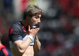 Rasmus Højlunder med ansigtet i trøjen.