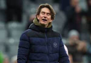 Thomas Frank med åben mund og lukkede øjne