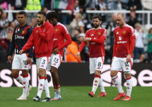 Manchester Uniteds spillere går slukøret fra banen.