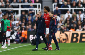 Joshua Zirkzee hjælpes fra banen mod Newcastle.