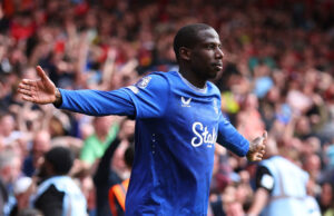 Doucoure jubler med armene ud til siden