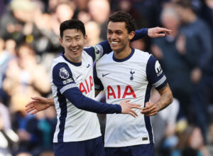 Brennan Johnson og Heung-min Son fejrer en tottenham-scoring.