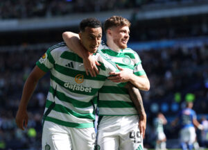 Celtic-spillere fejrer scoring.